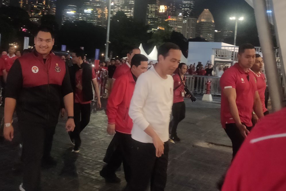 Tonton Timnas Indonesia Vs Argentina di SUGBK, Jokowi dan Ibu Negara Kompak Pakai Stelan Hitam Putih