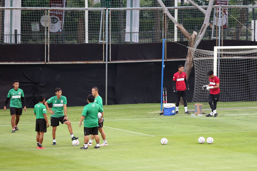 Kain Hitam Menutupi Sekeliling Lapangan Latihan Timnas Indonesia dan Dijaga Ketat, Shin Tae-yong Ungkap Penyebabnya