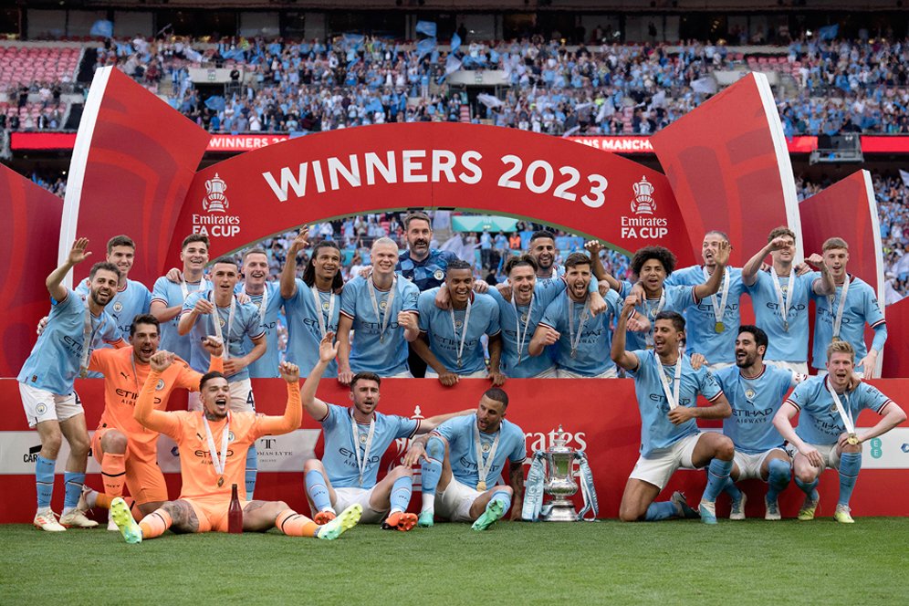 Momen Manchester City Angkat Trofi FA Cup di Wembley