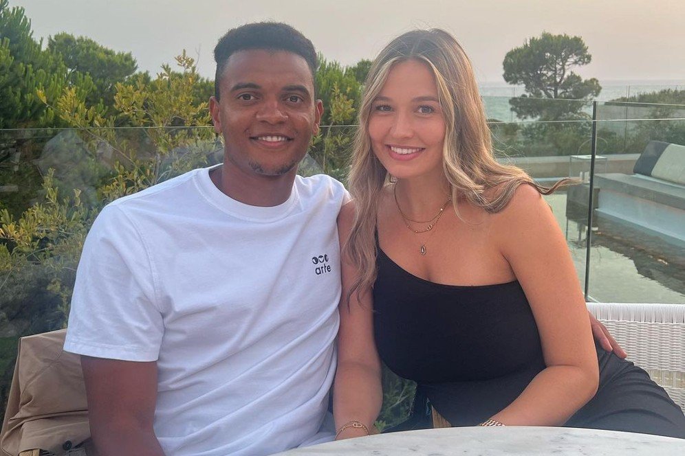 Potret Melanie Akanji, Istri Cantik Sekaligus Kunci Kesuksesan Manuel Akanji di Man City