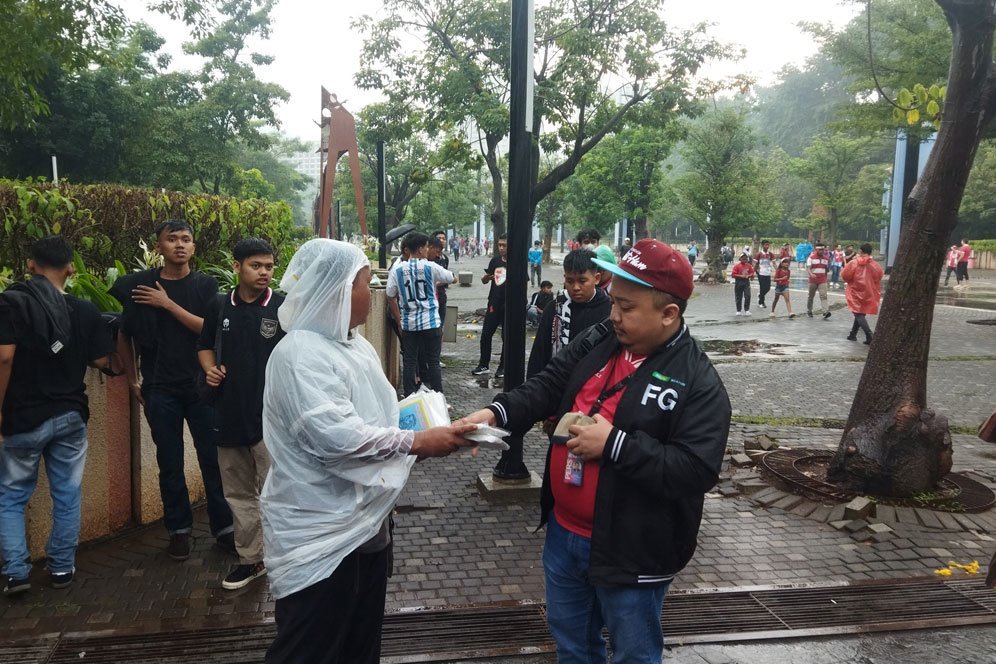 Cari Cuan di Tengah Rintik Hujan