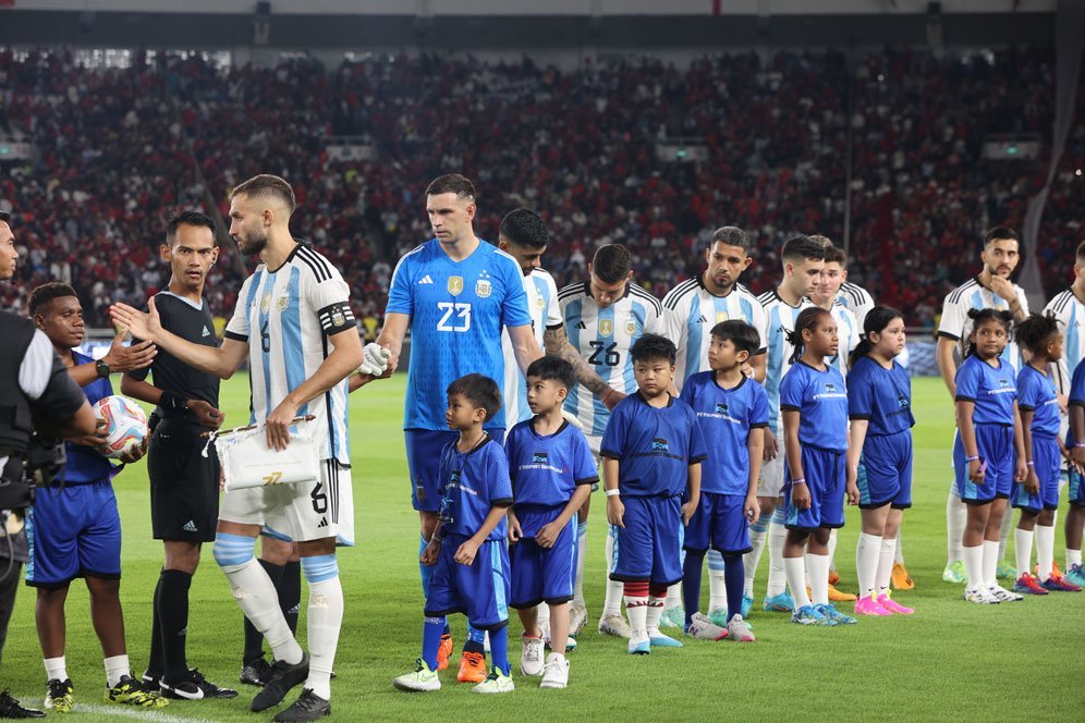 Emiliano Martinez di Indonesia vs Argentina: Masuk Gandeng Cucu RI 1, lalu 'Ngopi Santai' di Lapangan