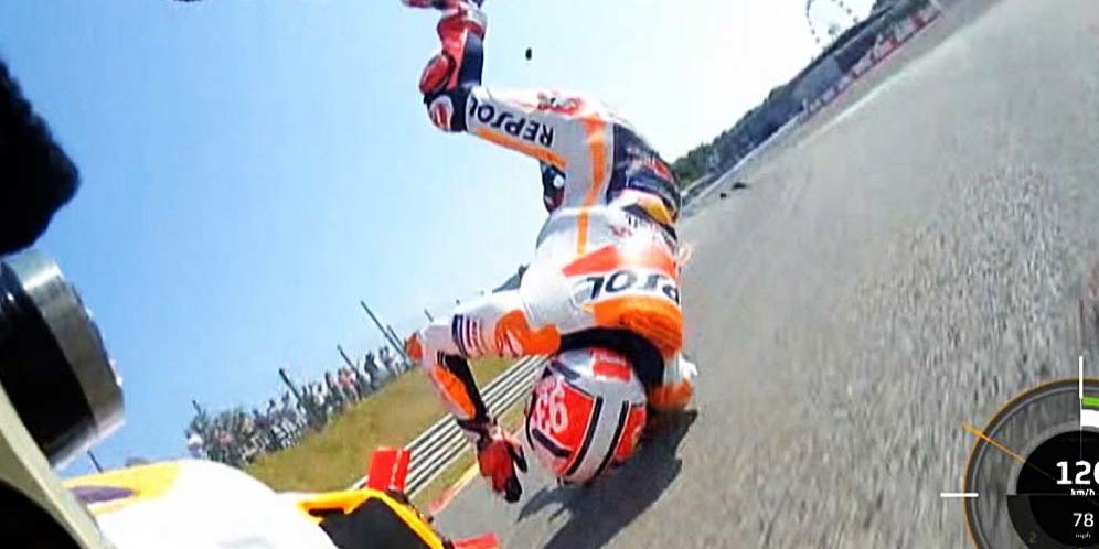Marc Marquez saat jatuh di Tikungan 7 Sirkuit Sachsenring dalam sesi pemanasan MotoGP Jerman 2023. (c) Dorna Sports/MotoGP.com
