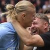 Bukan Sembarang Pitch Invader, Fans yang Peluk Erling Haaland Ternyata Mantan Juara Dunia Tinju