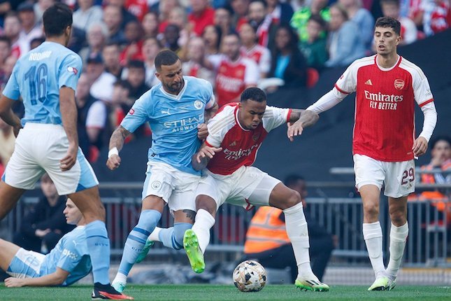 Kyle Walker berebut bola dengan Gabriel Magalhaes di laga Arsenal vs Manchester City, Community Shield 2023 (c) AP Photo/David Cliff