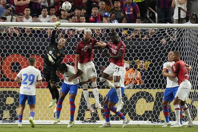 2 Agustus 2023: AC Milan 0-1 Barcelona Pertandingan AC Milan vs Barcelona di Soccer Champions Tour 2023 (c) AP Photo/John Locher