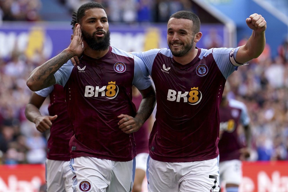 Bus Aston Villa Diserang Pakai Batu Bata Bus Aston Villa Diserang Pakai Batu Bata