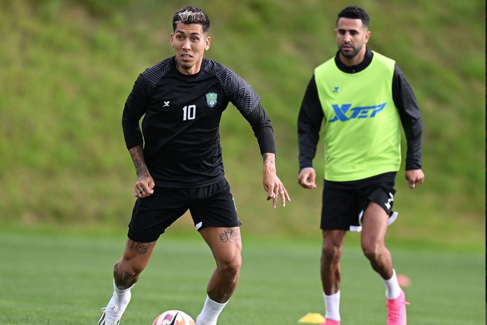 Trisula Al Ahli Ngeri: Roberto Firmino Diapit Riyad Mahrez dan Allan Saint-Maximin Trisula Al Ahli Ngeri: Roberto Firmino Diapit Riyad Mahrez dan Allan Saint-Maximin