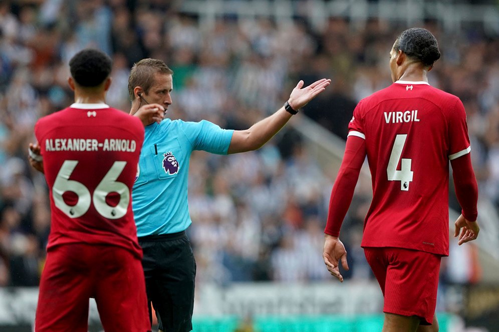 Mantan Wasit Premier League: Virgil van Dijk Harusnya Dihukum 4 Laga!