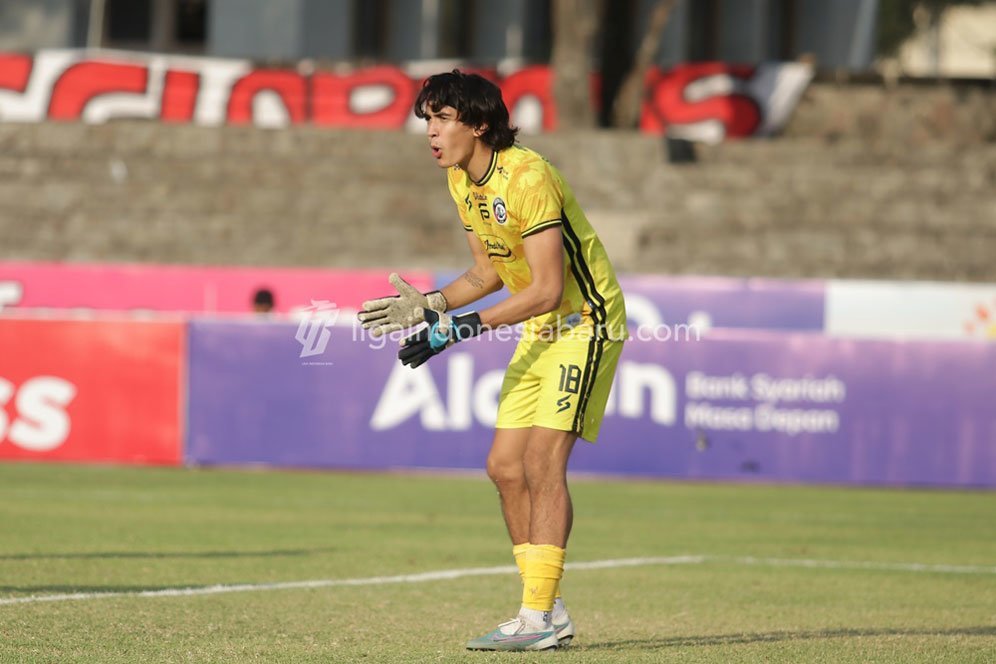 Kiper Arema FC Sebut Kompetisi Indonesia Lebih Sengit Ketimbang Malaysia