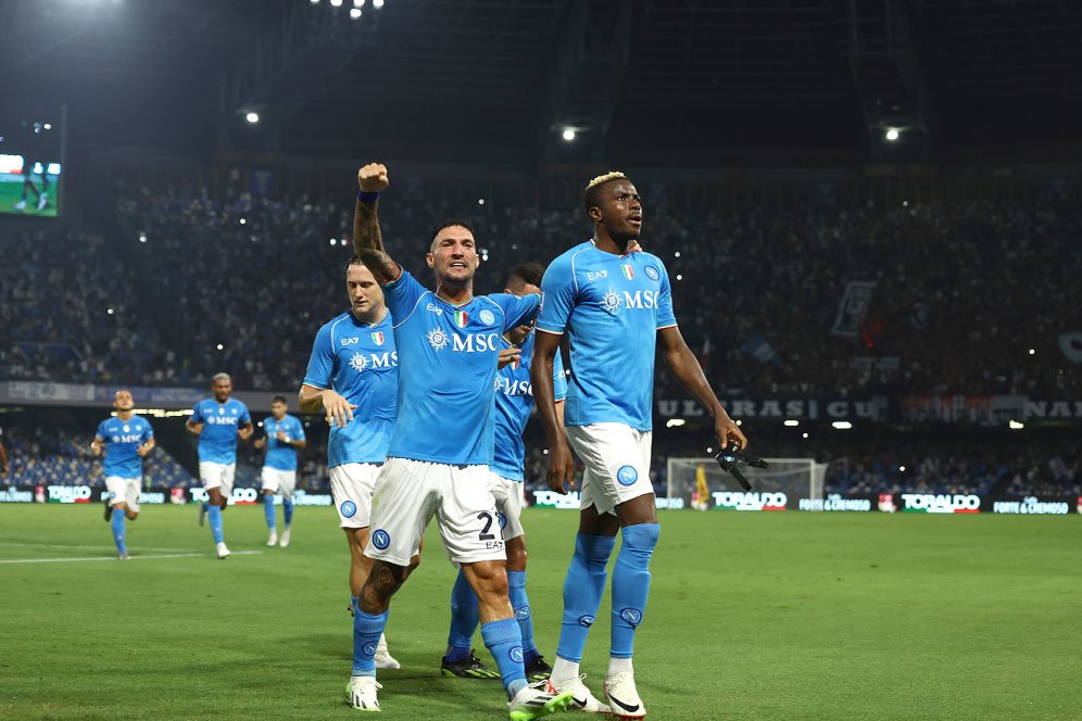 Duo Klub Premier League Gigit Jari, Victor Osimhen Resmi Bertahan di Napoli