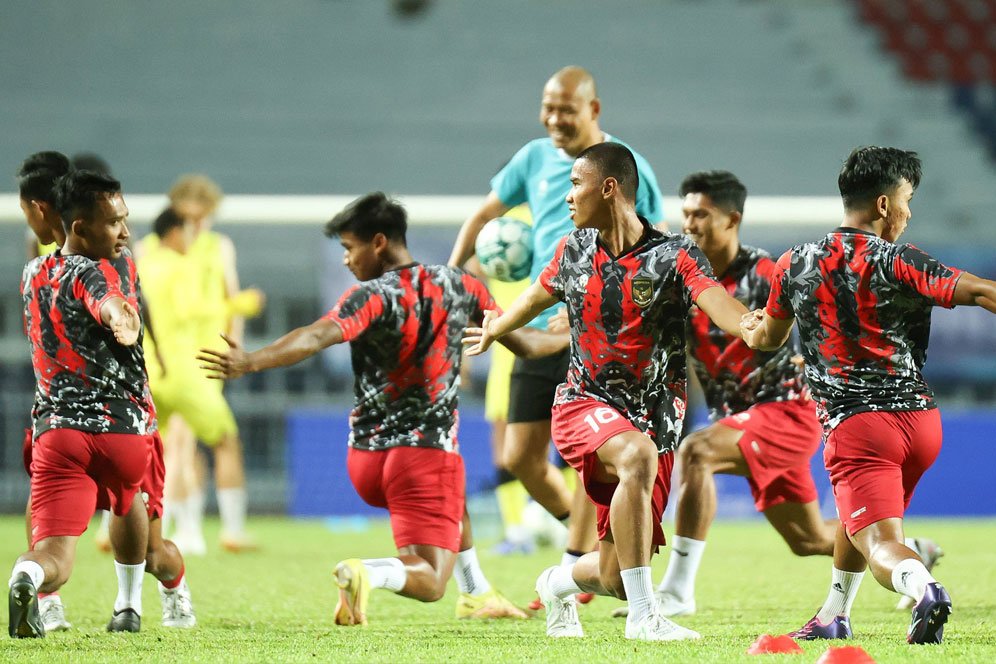 Momen-momen Menarik Duel Malaysia vs Indonesia U-23: Jamaluddin Cium Rumput Kegocek Sananta, Missa Disikut Ruventhiran