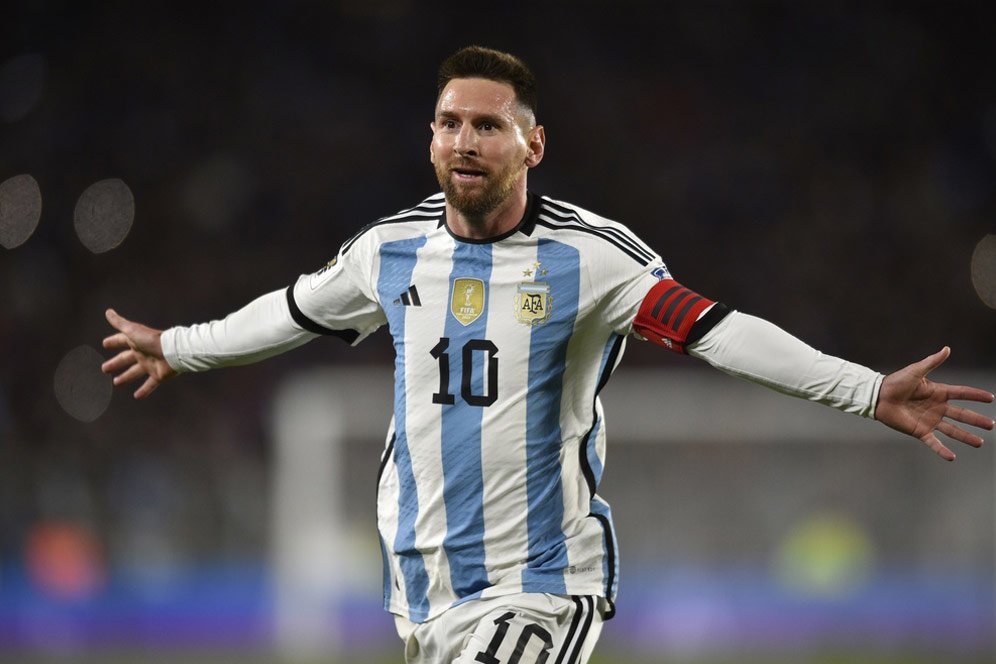 Free Kick Cantik Messi Bawa Argentina Menang Dramatis