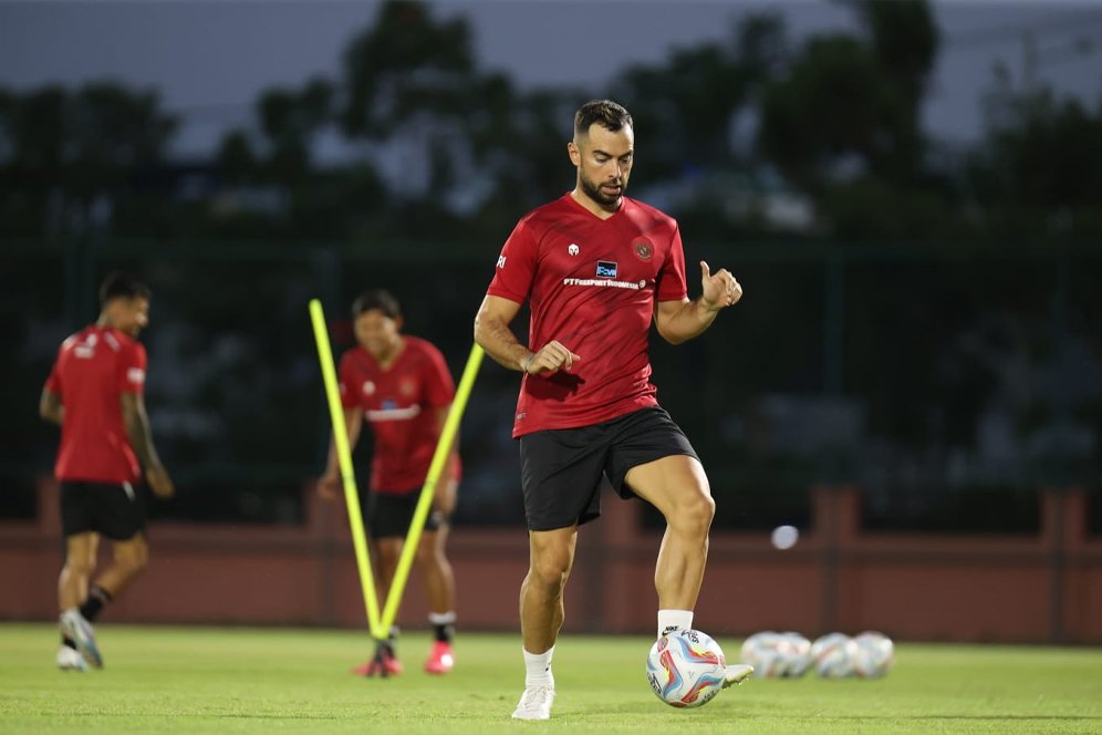 Ketika Warga Surabaya Berebut Selfie Bareng Pemain Timnas Indonesia