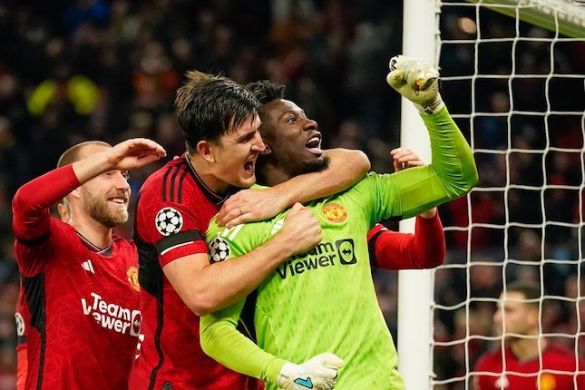 Harry Maguire dan Andre Onana, dua pahlawan kemenangan Manchester United atas FC Copenhagen, Rabu (25/10/2023). (c) AP Photo/Dave Thompson