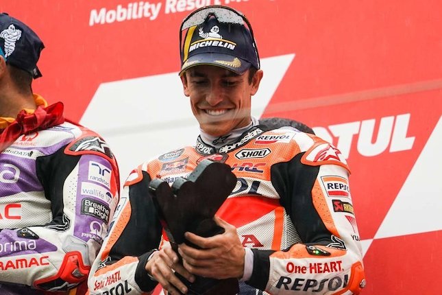 Podium di Kandang Honda dan di Depan Para Bos