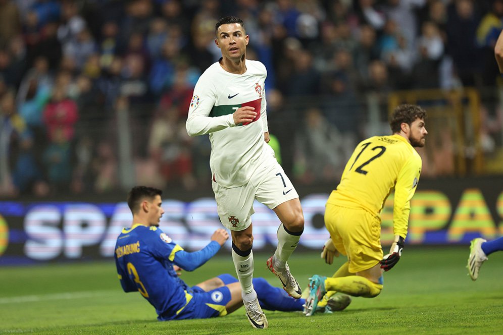 Gara-gara Pitch Invader, Cristiano Ronaldo Hampir Saja Celaka