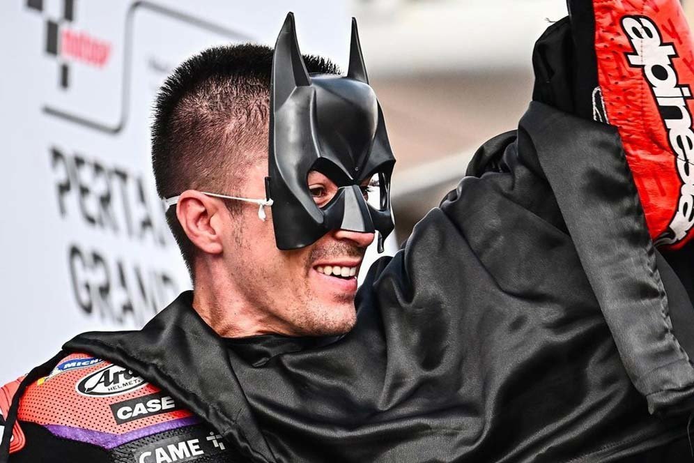 Hasil Taruhan, Ini Alasan Maverick Vinales Pakai Kostum Batman di Podium MotoGP Mandalika