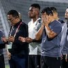 Sisi Religius Timnas Indonesia U-17: Sebelum Latihan, Sholat Maghrib Dulu Sisi Religius Timnas Indonesia U-17: Sebelum Latihan, Sholat Maghrib Dulu