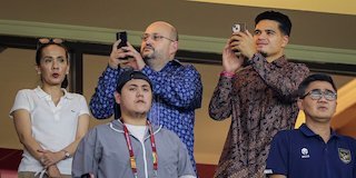 Pakai Baju Batik, Ragnar Oratmangoen Nonton Timnas Indonesia U-17 di Stadion GBT