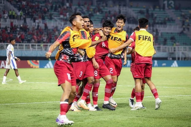 Skuad Timnas Indonesia U-17 merayakan gol Arkhan Kaka ke gawang Panama U-17 di matchday 2 Grup A Piala Dunia U-17 2023 di Stadion Gelora Bung Tomo, Surabaya, Senin (13/11/2023). (c) Bola.net/Bagaskara