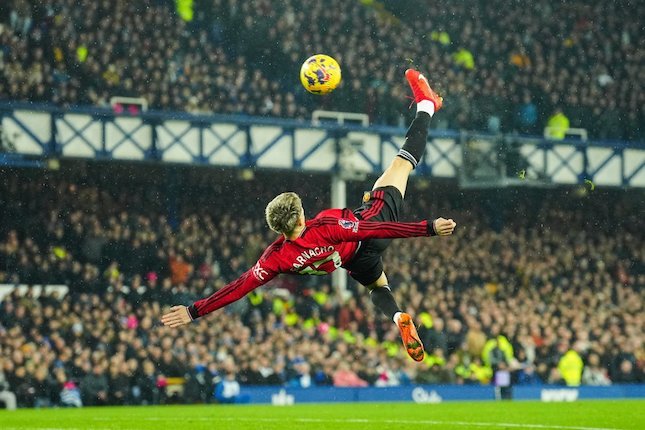 Alejandro Garnacho mencetak gol salto dalam laga Premier League Everton vs Manchester United, Minggu (26/11/2023). (c) AP Photo/Jon Super