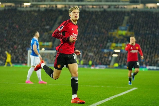 Pemain Manchester United Alejandro Garnacho merayakan gol yang dicetak ke gawang Everton pada pekan ke-13 Premier League 2023/2024, Minggu (26/11/2023) malam WIB. (c) AP Photo/Jon Super