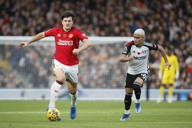 Duel antara Harry Maguire dan Andreas Pereira pada laga pekan ke-11 Premier League 2023/2024 (c) AP Photo/David Cliff