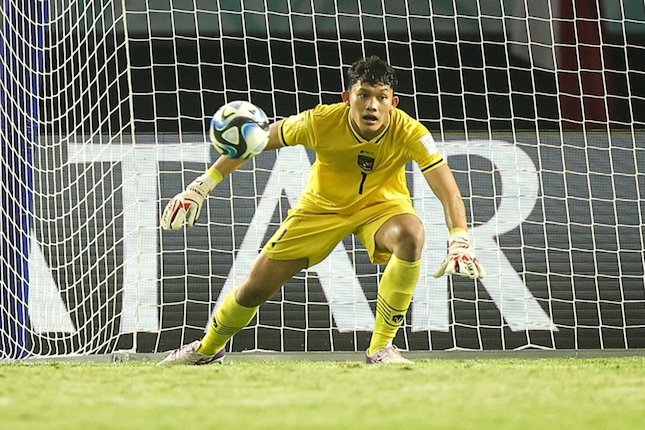 Aksi Ikram Al Giffari pada laga Timnas Indonesia U-17 vs Ekuador U-17 di matchday 1 Grup A Piala Dunia U-17 2023 di Stadion Gelora Bung Tomo, Jumat (10/11/2023) malam WIB. (c) Bola.net/Bagaskara Lazuardi