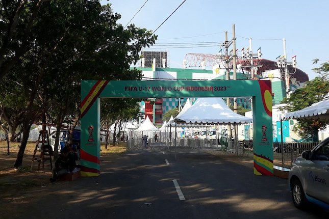 Masuk ke Stadion Gelora Bung Tomo