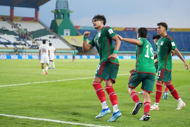 Skuad Timnas Meksiko U-17 merayakan gol Stephano Carrillo ke gawang Venezuela U-17 di matchday 2 Grup F Piala Dunia U-17 2023 di Stadion Si Jalak Harupat, Bandung, Rabu (15/11/2023). (c) Twitter/X/mis