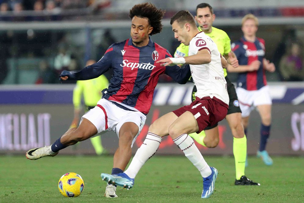 MU Bakal Kalahkan AC Milan untuk Transfer Joshua Zirkzee?