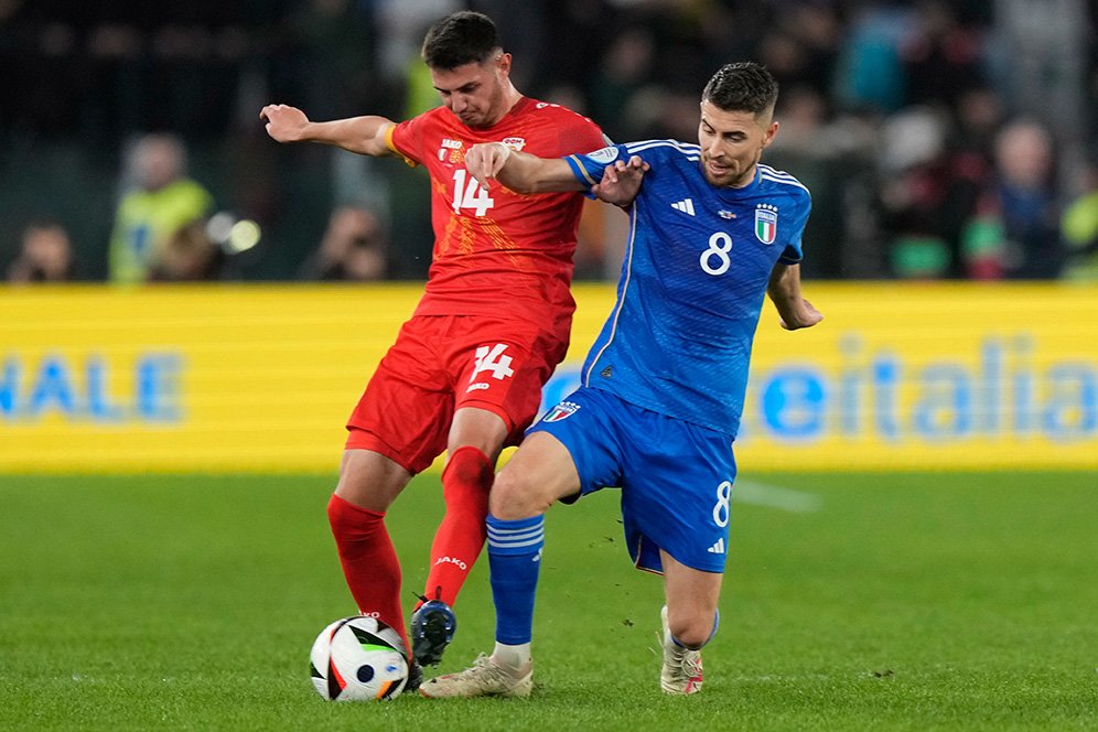 Gaya Tendang Penalti Aneh Udah Gak Efektif, Jorginho Mending Stop Deh!