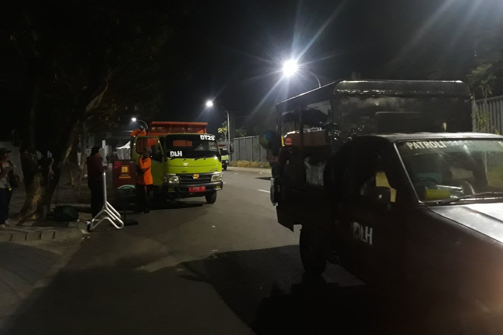 Kerja untuk Indonesia! Cerita Petugas Kebersihan yang Bekerja Hingga Larut Malam Usai Pembukaan Piala Dunia U-17 2023 Kerja untuk Indonesia! Cerita Petugas Kebersihan yang Bekerja Hingga Larut Malam Usai Pembukaan Piala Dunia U-17 2023