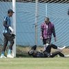 Jadi Korban Tendangan Geledek Charles Raphael, Kiper Arema FC Terkapar dan Sakit Kepala Sampai 2 Har