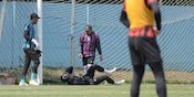 Jadi Korban Tendangan Geledek Charles Raphael, Kiper Arema FC Terkapar dan Sakit Kepala Sampai 2 Har