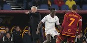 Permisi Paket! Kirim Instruksi Pergantian Taktik di Laga Roma vs Fiorentina, Mourinho Pakai Jasa Ball Boy Permisi Paket! Kirim Instruksi Pergantian Taktik di Laga Roma vs Fiorentina, Mourinho Pakai Jasa Ball Boy
