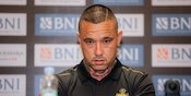 Bandelnya Radja Nainggolan: Hobi Ngerokok, Nggak Kapok Meski Pernah Kena Getok Sanksi Bandelnya Radja Nainggolan: Hobi Ngerokok, Nggak Kapok Meski Pernah Kena Getok Sanksi