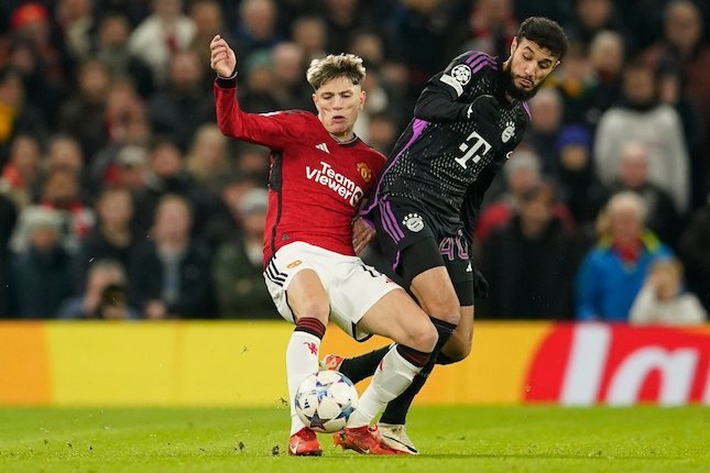 Duel Alejandro Garnacho dan Noussair Mazraoui dalam laga Manchester United vs Bayern Munchen di Liga Champions 2023/2024, Rabu (13/12/2023) dini hari WIB. (c) AP Photo/Dave Thompson