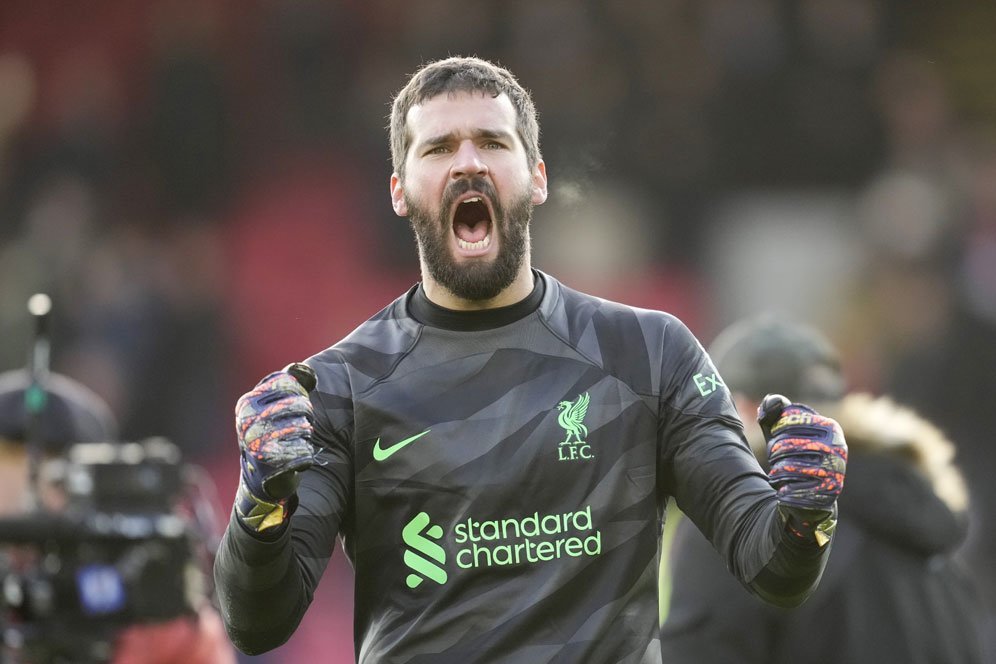 Tidak Tergoda Duit Arab Saudi, Alisson Pilih Bertahan di Liverpool