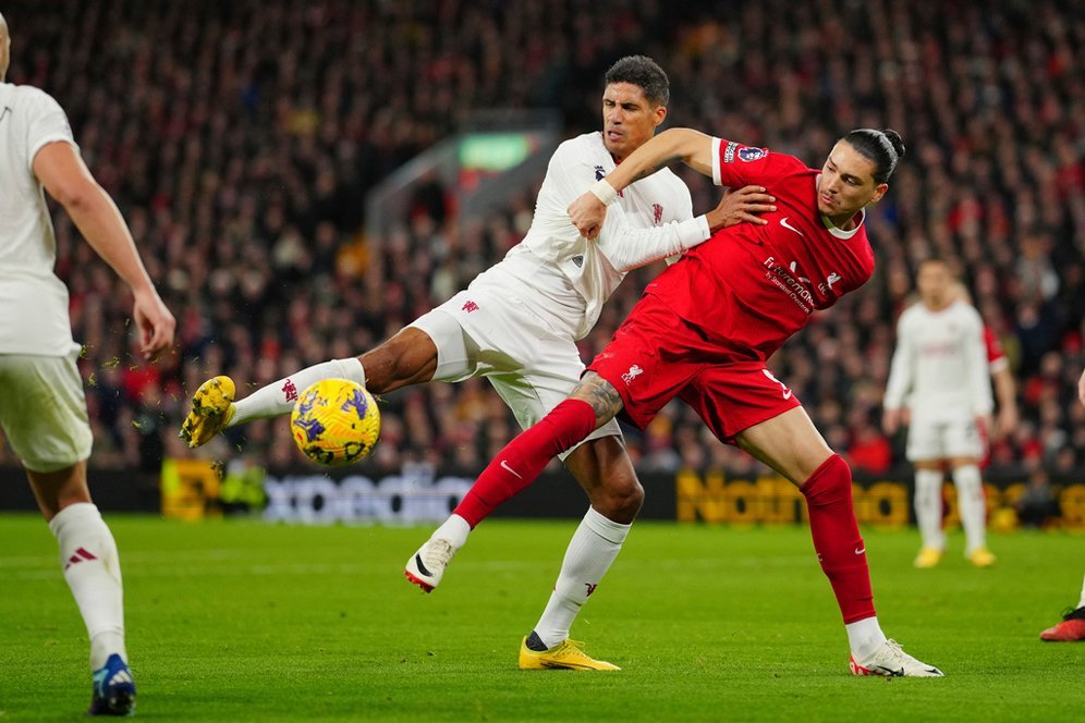 Menolak Cabut, Raphael Varane Siap Perjuangkan Tempatnya di Manchester United