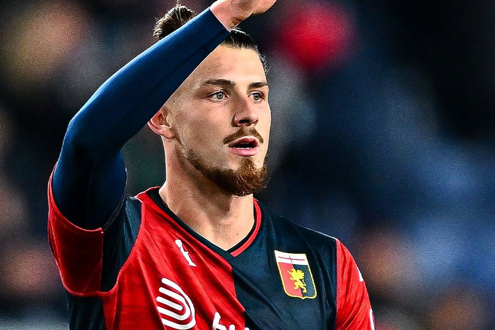 Diincar MU, Genoa Perpanjang Kontrak Radu Dragusin