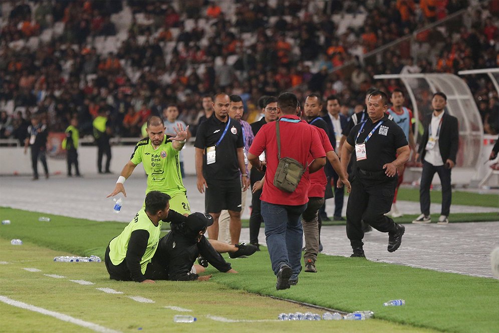 Video Suporter Persija Turun Lapangan dan Hampiri Pemain Macan Kemayoran