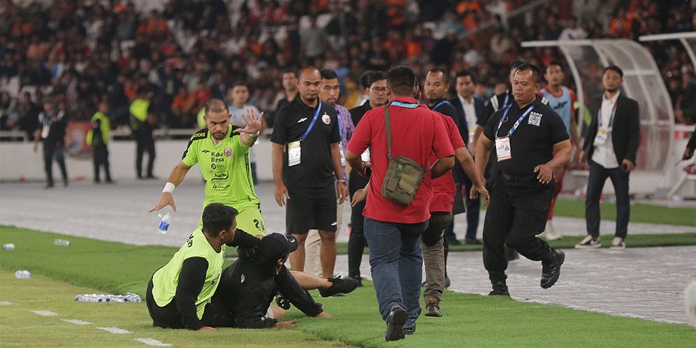 Video Suporter Persija Turun Lapangan dan Hampiri Pemain Macan Kemayoran