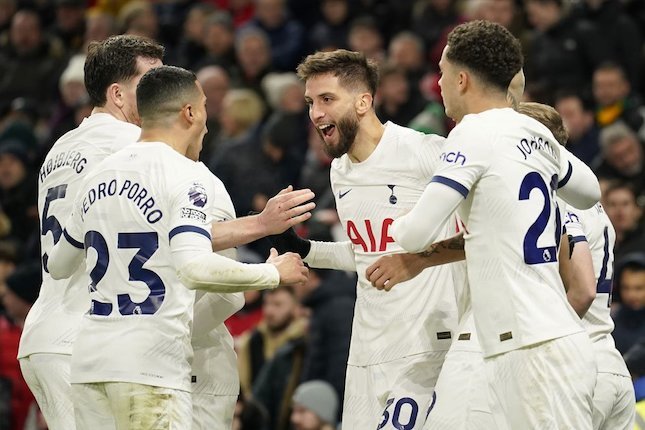 Tottenham Layak Menang