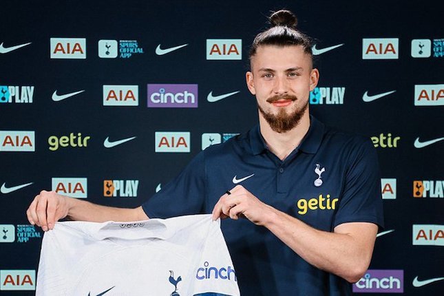 Radu Dragusin bergabung dengan Tottenham. (c) Tottenham Hotspur Official