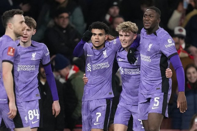 Skuad Liverpool merayakan gol Luis Diaz ke gawang Arsenal di pentas FA Cup 2023/2024 di Emirates Stadium, Minggu (07/01/2024) malam WIB. (c) AP Photo/Kirsty Wigglesworth