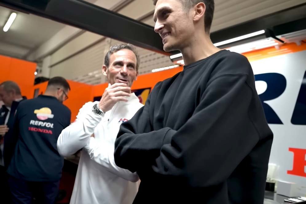 Video: Kedatangan Luca Marini di Garasi Repsol Honda, Kenalan dengan Para Bos dan Kru Baru Video: Kedatangan Luca Marini di Garasi Repsol Honda, Kenalan dengan Para Bos dan Kru Baru