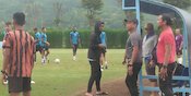 Latihan Arema FC Dipimpin Kuncoro, Dihadiri Widodo C Putro Latihan Arema FC Dipimpin Kuncoro, Dihadiri Widodo C Putro