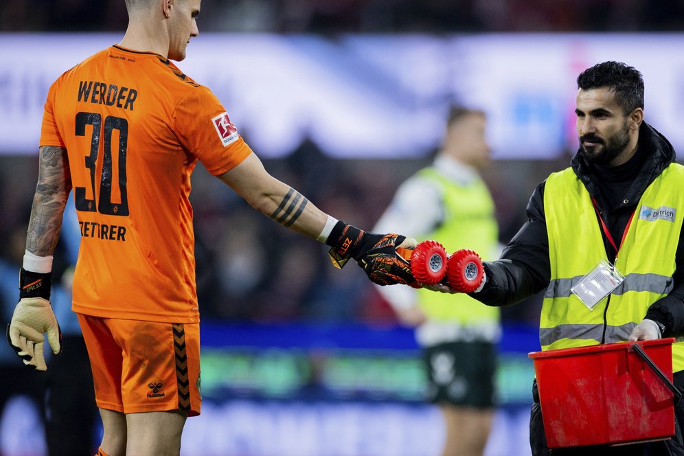 Gangguan Unik di Laga Werder Bremen Vs FC Koln: Atraksi Mobil RC!